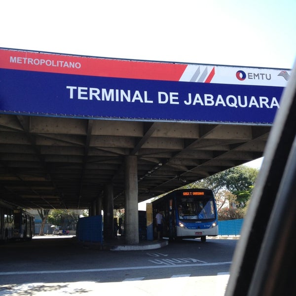 Salva-vidas alertam passageiros do Terminal Jabaquara da EMTU sobre riscos de afogamentos nas praias