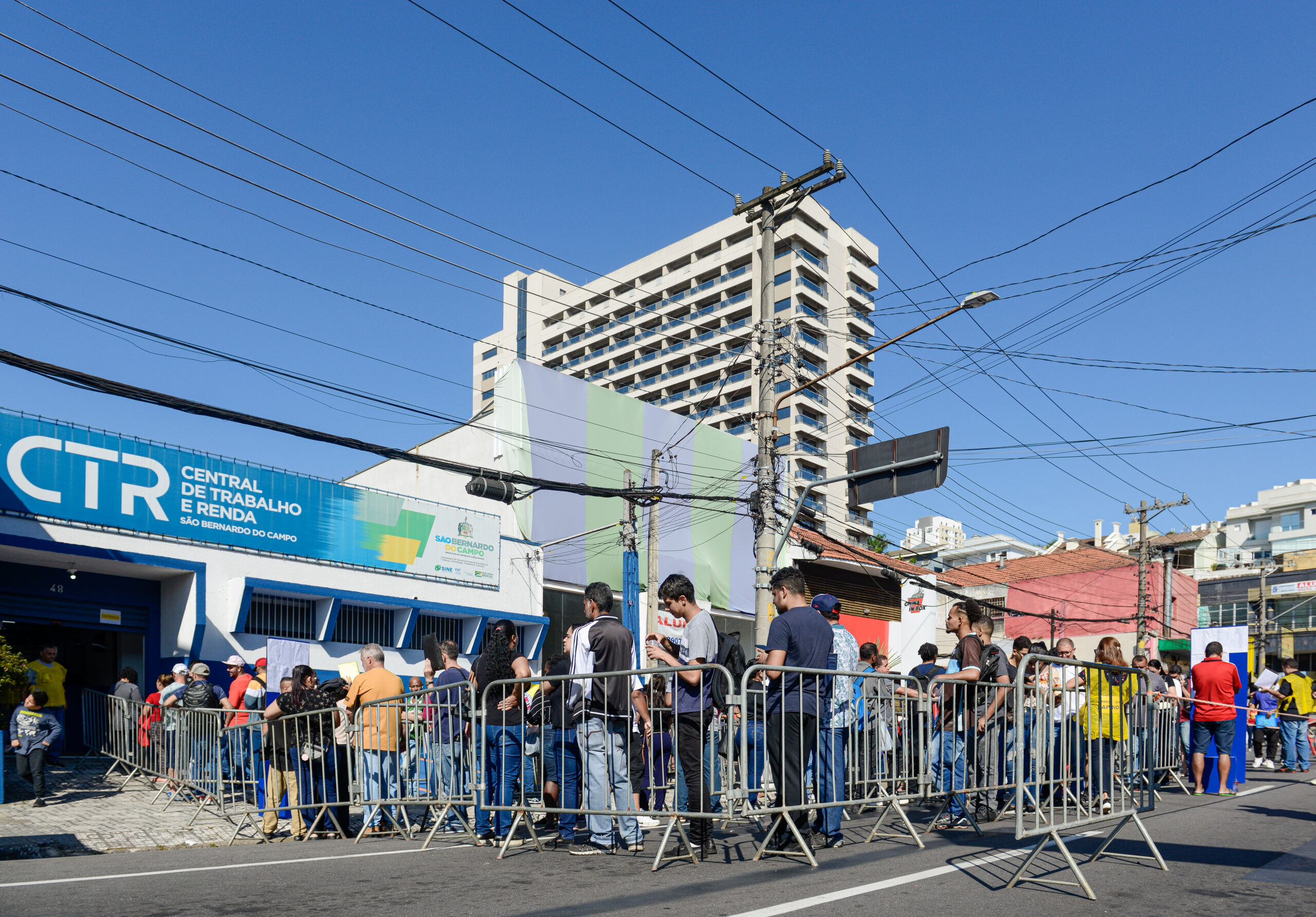 Mutirão de Emprego atrai mais de 1.500 pessoas no Dia do Trabalho em São Bernardo