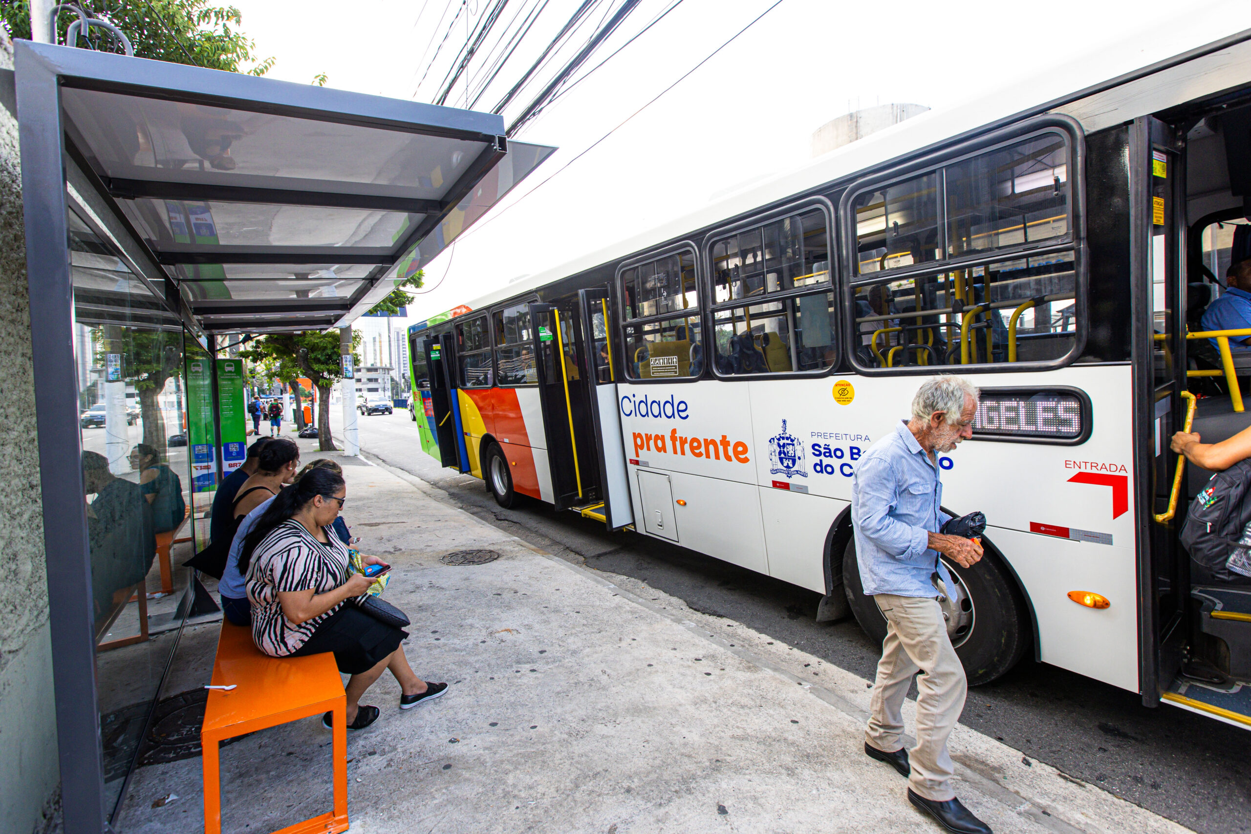 Plano de modernização de paradas de ônibus em São Bernardo traz novos abrigos, tecnologia e conforto aos munícipes