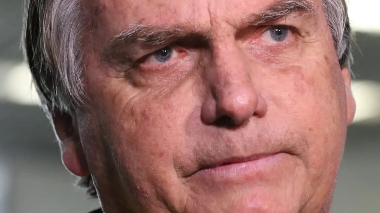 Bolsonaro é preso pela Polícia Federal