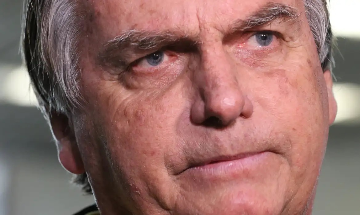 Bolsonaro é preso pela Polícia Federal
